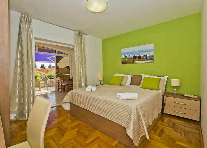 ヴィオレッタ * フヴァル