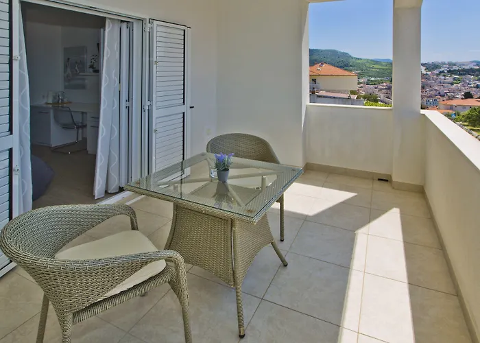 ヴィオレッタ * フヴァル