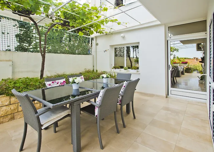 ヴィオレッタ アパート フヴァル