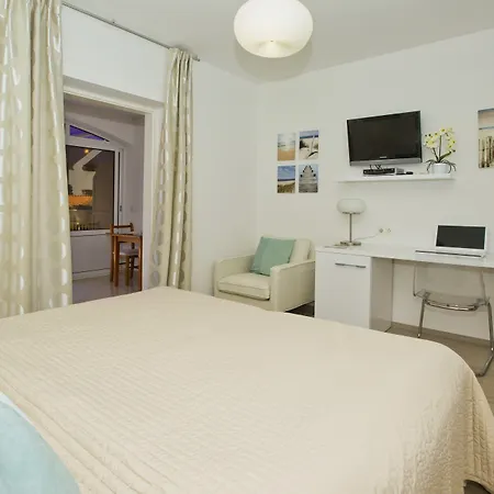 Апартаменти Violeta Hvar *